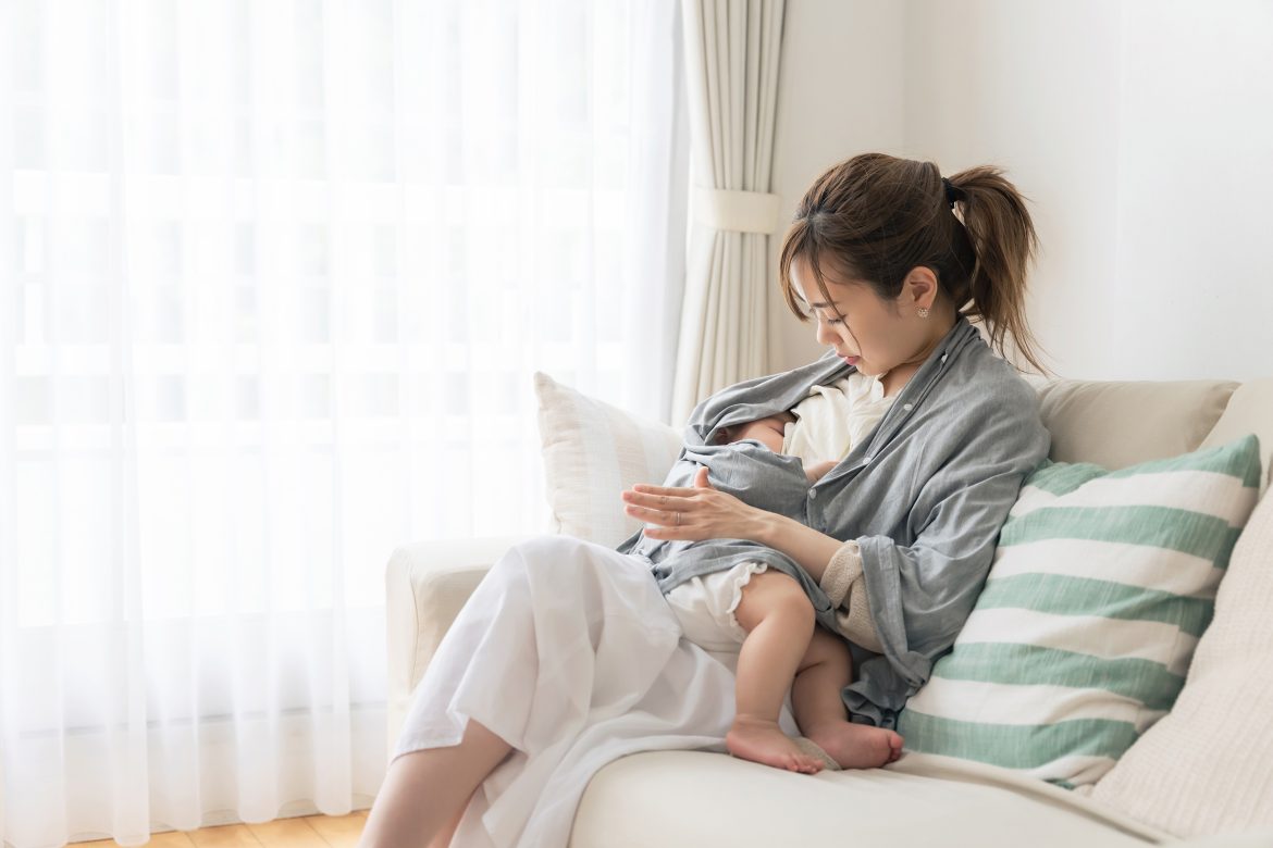 soy and dairy free breastfeeding diet tips_ a woman feeding her baby