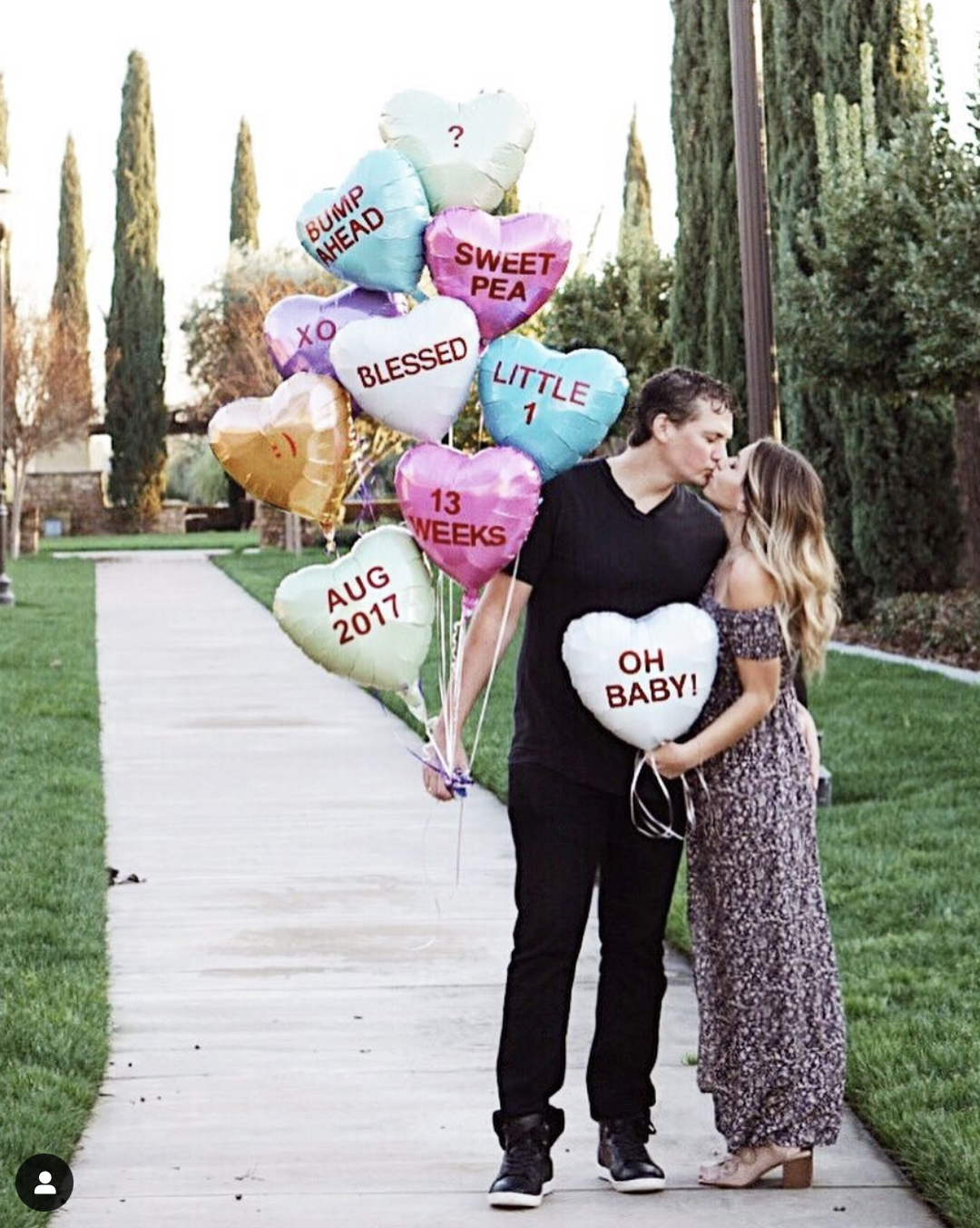 Valentine's Day pregnancy announcement ideas - balloons